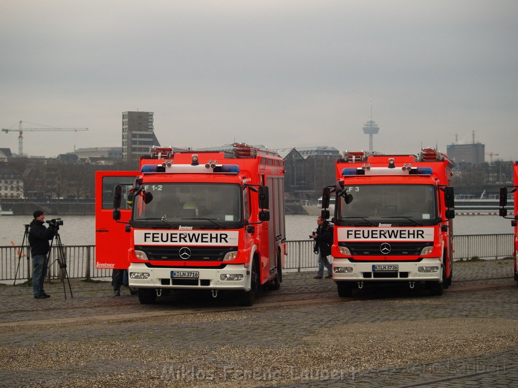 Neue LF`s fuer Koeln Uebergabe in Koeln Deutz an den Wachen  P078.JPG